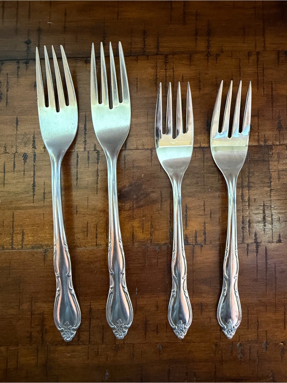 Wm A Rogers Oneida Montclair Stainless Forks Set of 4 Floral Tip Vintage - Picture 2 of 4